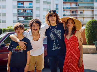 La famille Dayan, dans les années 80: Vincent le petit dernier (Simon Boublil), le père Yves (Louis Garrel), le fils aîné Arnaud (Alexis Rosenstiehl) et la mère Sandrine (Camille Cottin) (©Manuel Moutier/ADNP/Ten Cinéma/Gaumont/TF1 Films/Quad).
