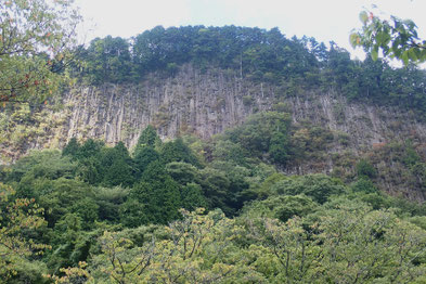 曽爾村にあり,屏風岩とよばれています.室生火砕流堆積物の大変見事な柱状節理の壁です.