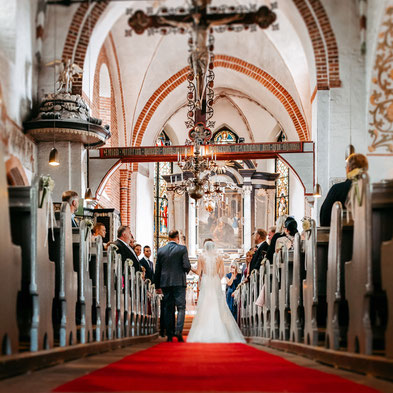Einzug Braut mit Vater zur kirchlichen Trauung in Mölln