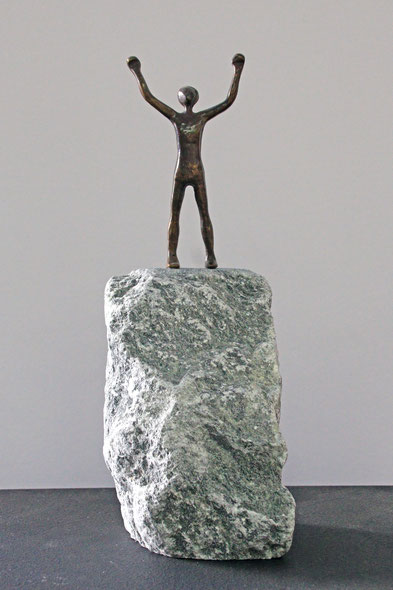 "Geschafft", Bronze und Naturstein, Höhe: 26 cm