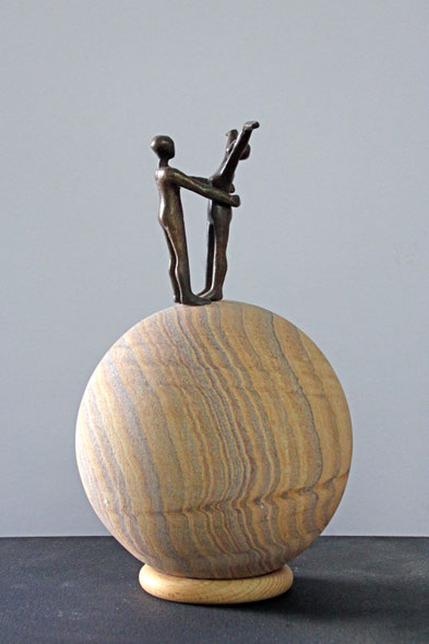 "Vertrauen", Bronze und Naturstein, Höhe: 26 cm