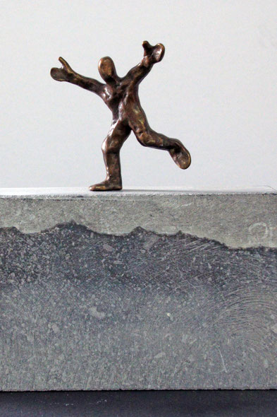 "Der Weg zum Erfolg", Bronze und Naturstein, Höhe: 17 cm