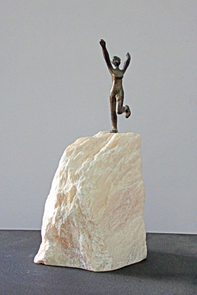 "Freude", Bronze und Naturstein, Höhe: 25 cm