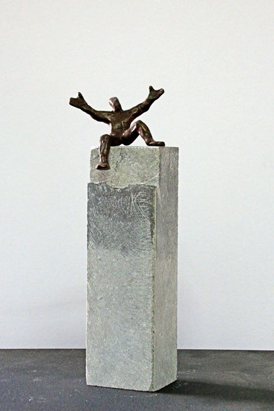 "Genieße das Leben", Bronze und Naturstein, Höhe: 25 cm