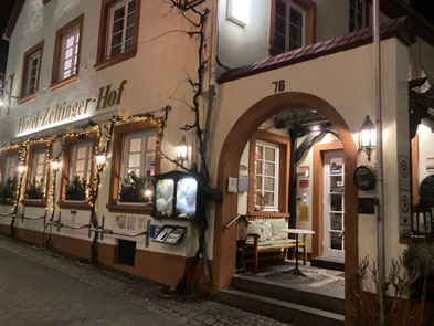 Im "Zeltinger Hof" gibt es zahllose Weinangebote (siehe hierzu das nächste Bild).