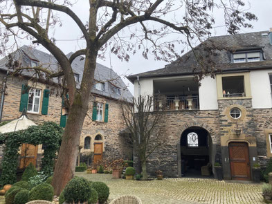 Innenhof des Weingutes "Schloss Lieser".