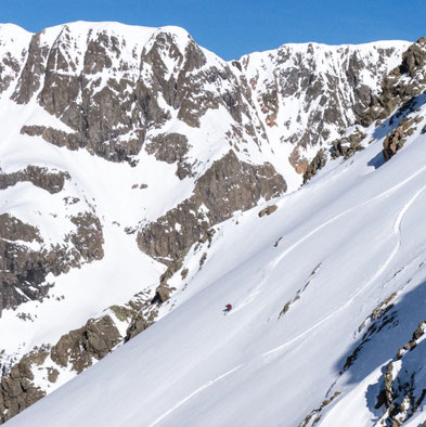 Freeride Lines in den Bergen im Pulverschnee