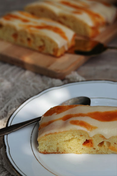 Marillenkuchen auf einem weißen Teller