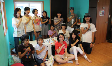 With You Globalが運営するカフェ「エクレシアコーヒー」にて、中高生たちと一緒に始めた「アライブ」というグループ活動。