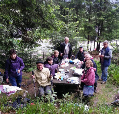 Premier jour 12 h 30, premier pique-nique derrière le Chalet avant la montée