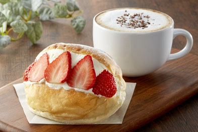 いちごと生クリームがたっぷりサンドされたシュークリームとカプチーノ。
