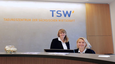 Blonde Business Frau, Rezeption, Tagunsgzentrum der Sächsischen Wirtschaft