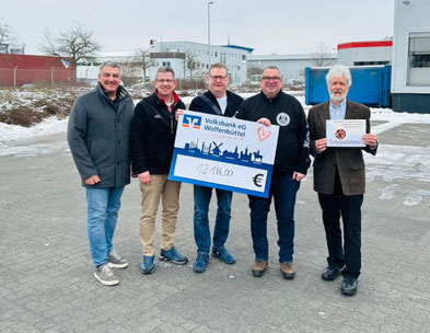 Die vier Organisatoren: (v.l.) Dennis Mura - Autohaus Mura, Jens Neubauer - Fleischerei Neubauer, Bernd Weymann - Wendezeller Stuben, Michael Florecki - Steuerschmiede Florecki; rechts: Dr. Thomas Lampe