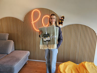 Violeta Stevanovic zu Besuch in der Kinderoase. Die Decken sehen sehr kuschelig aus!