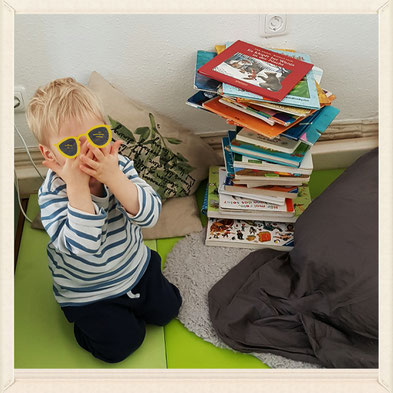 Das Rabenkind hat einen hohen Bücherturm gebaut während Mama duschen war. 'Soooo hoooo' sagte er und zog Anna mit in sein Zimmer.