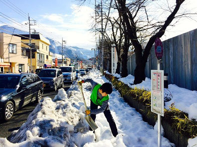 秩父市役所の前を雪かきしています。