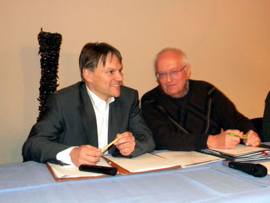 Franz Schnitker (1. Vorsitzender, rechts) im Gespräch mit Oliver Theiß (2. Vorsitzender, links).