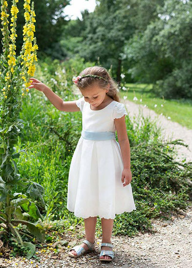 Robe communion fille en coton et lin brodé. Modèle Capucine par Fil de Légende. Magasin vêtements de communion Paris, Neuilly-sur-Seine. Expédition en France et à l'international.