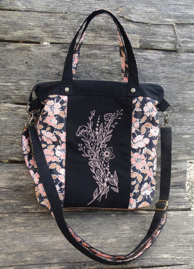 Sac à main brodé femme, tote bag à bandoulière ,  broderie  fleurs sauvages , toile noire, liege marron,  tissu fleurs roses et blanches