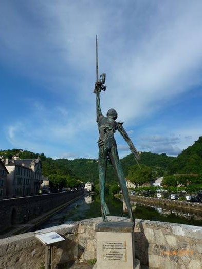 Sculpture de l’Archange Saint-Michel par Casimir Ferrer sur le Pont des Consuls.
