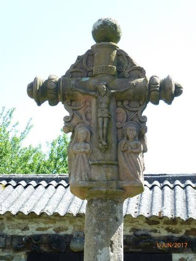 La croix de la Merette. Elle date du XVIème siècle, et elle est en grès. Elle présente, comme la plupart des croix de chemin du Rouergue, sur une face une Vierge à l'enfant et sur l'autre un Christ en croix.