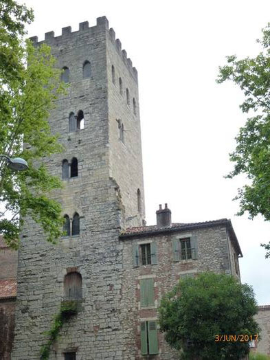 La Tour Jean XXII est l'unique vestige du palais qu'habitait Pierre Duèze, le frère du pape Jean XXII, natif de Cahors. Haute de 34m, la tour est percée de 5 étages de fenêtres géminées.