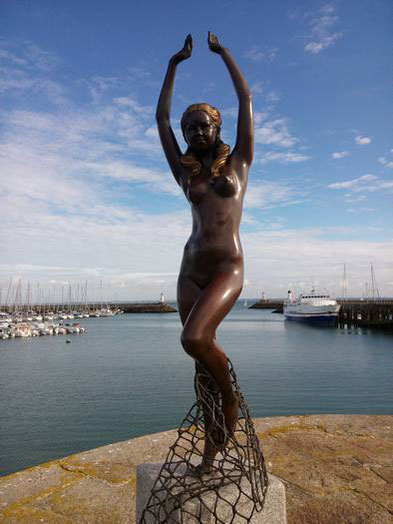 "le Pêcheur et l’Ondine" statues de bronze de Karsten Klingbeil à l’entrée du Port Haliguen de Quiberon