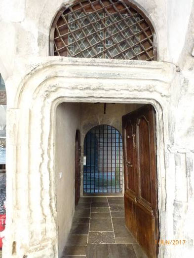 Sous les arcades, une porte donnant accès a une cour intérieure. C'est la maison Dardenne datant du XVI siècle. Inscrite aux monuments Historiques en 1916.