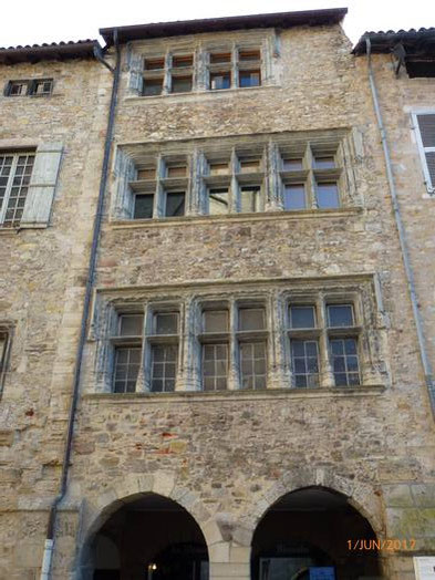MAISON ARMAND.    L'étroite façade de pierre est ouverte par des claires-voies.  Ces fenêtres à meneaux ( croisées ), dont l'encadrement est décoré d'un bâton écoté ou d'un cordon torsadé, permettent d'éclairer et de hiérarchiser les niveaux d'habitation.
