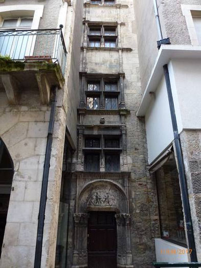 LA MAISON COMBETTES, DATANT DU DEBUT DU XVI SIECLE.  Une étroite et imposante tour renaissance domine la maison.  La porte et les premières fenêtres à meneaux sont ornées de motifs sculptés italianisants.