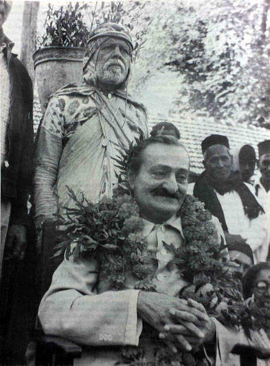1954 : Meher Baba with Gadge Maharaj at Pandharpur, India. LM p.4570