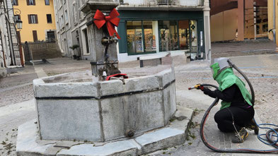 aerogommage d'une fontaine à saint jean de maurienne en savoie