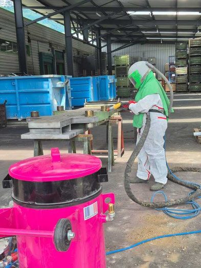 aerogommage en usine de pieces industrielles la Ravoire