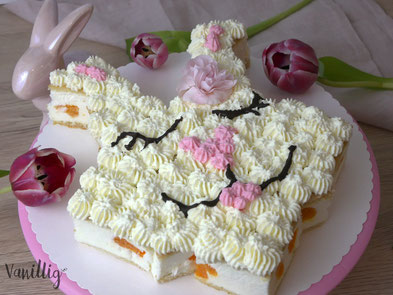 Blechkuchen wird zu einer Festtorte zu Ostern