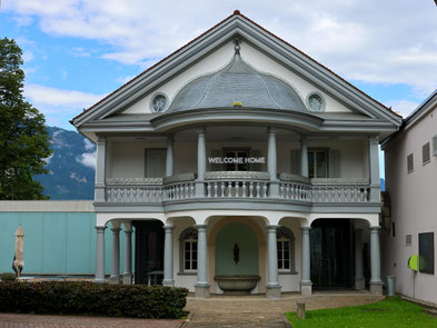 Sehenswürdigkeiten Altdorf: Wie ein Herrenhaus aus der viktorianischen Zeit sieht das Museum «Haus für Kunst Uri» ein wenig aus. Ein herrschaftlicher Eingang mit einem großen Balkon und einem Kuppeldach begrüßt die Besucher.