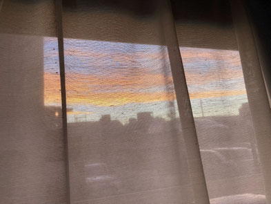カーテンの向こう、昨日の夕暮れ。