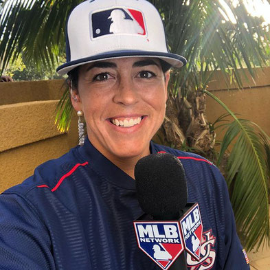 Nella foto Veronica Alvarez intervistata da MLB.TV (Foto tratta dal profilo Twitter di Veronica Alvarez)