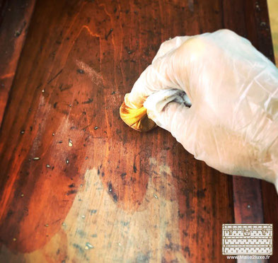 vernis au tampon sur bois acajou vuitton