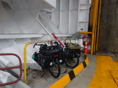 Räder gut gesichert für die Überfahrt auf dem Interislander