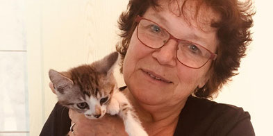 Evelyn Schwerdtfeger mit Leo, einem geborgenen Katzenbaby Foto: Bartl