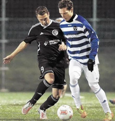  Kampf um den Ball zwischen Moritz Schmucker (links) vom TSV Günterfürst und dem Sandbacher Benjamin Kredel. Im Derby der Fußball-Kreisoberliga gewannen die Breuberger am Donnerstagabend ihr Auswärtsspiel mit 2:0. Foto: Herbert Krämer
