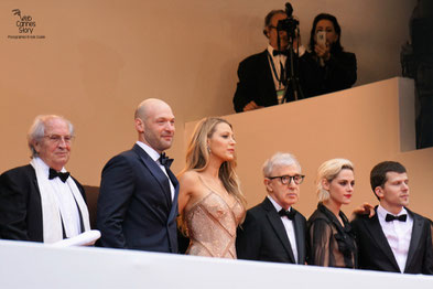 Woody Allen, en haut des marches, entouré de Blake Lively, Corey Stoll, Kirsten Stewart et Jesse Eisenberg, avant la projection de son film "Café Society- Festival de Cannes 2016 - Photo © Anik Couble