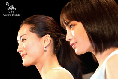 Haruka Ayase et Suzu Hirose, lors la projection du film " Notre petite soeur " de Hirokazu KORE-EDA - Festival de Cannes 2015 - Photo © Anik COUBLE