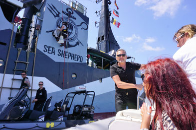 Arrivée devant le "Sam Simon", l'un des bateaux de la fondation Sea Shepherd - Festival de Cannes 2016 - Photo © Anik Couble