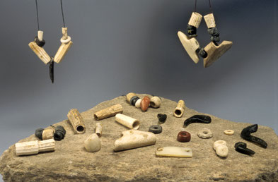 Parures du Néolithique : dentales, perles à ailettes, perles en roche rouge et pendeloques crochet en serpentine polie. Influences méridionales et septentrionales