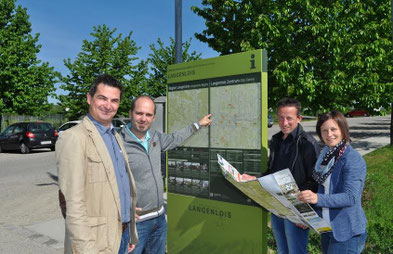 V.l.n.r.: Ursin Haus-Geschäftsführer Wolfgang Schwarz, Mag. Christian Lunger (motasdesign), Vizebürgermeister Ing. Leopold Groiß und Projektleiterin Mag. (FH) Claudia Brauneis (Ursin Haus) präsentieren die neuen Infopoints. Foto: Thomas Redl