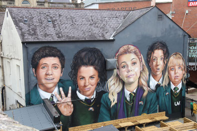 Neueres Wandgemälde in Derry nach der Serie "Derry Girls" © My own Travel - individuelle Rundreisen Irland