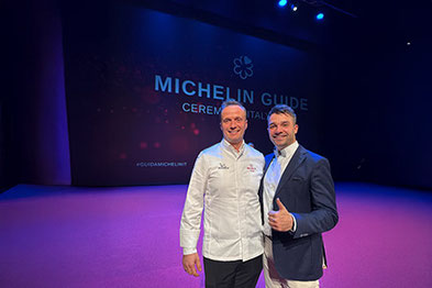 Il neo chef stellato Michael Mayr e il maître d'hotel e sommelier Matteo Lattanzi del Quellenhof Gourmetstube 1897 a Passiria.