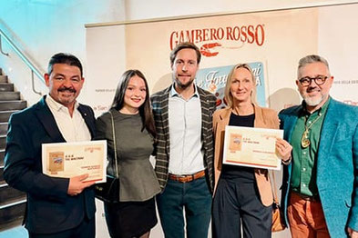 Valentin Hofer della torrefazione Caroma di Fiè allo Sciliar e la sua famiglia alla cerimonia di premiazione della Guida Caffè Gambero Rosso con i rappresentanti del Gambero Rosso a Roma.