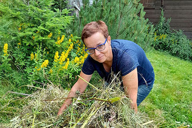 Karin Longariva: Südtiroler Kochbuchautorin und Chefköchin im Pur Südtirol in Bruneck bei der Heuarbeit